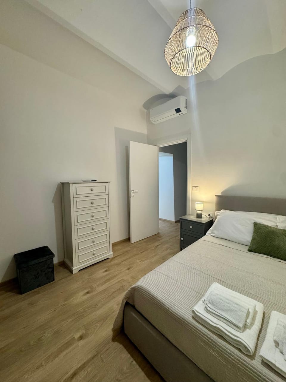 Bed, Photo of the whole room, towels, wardrobe