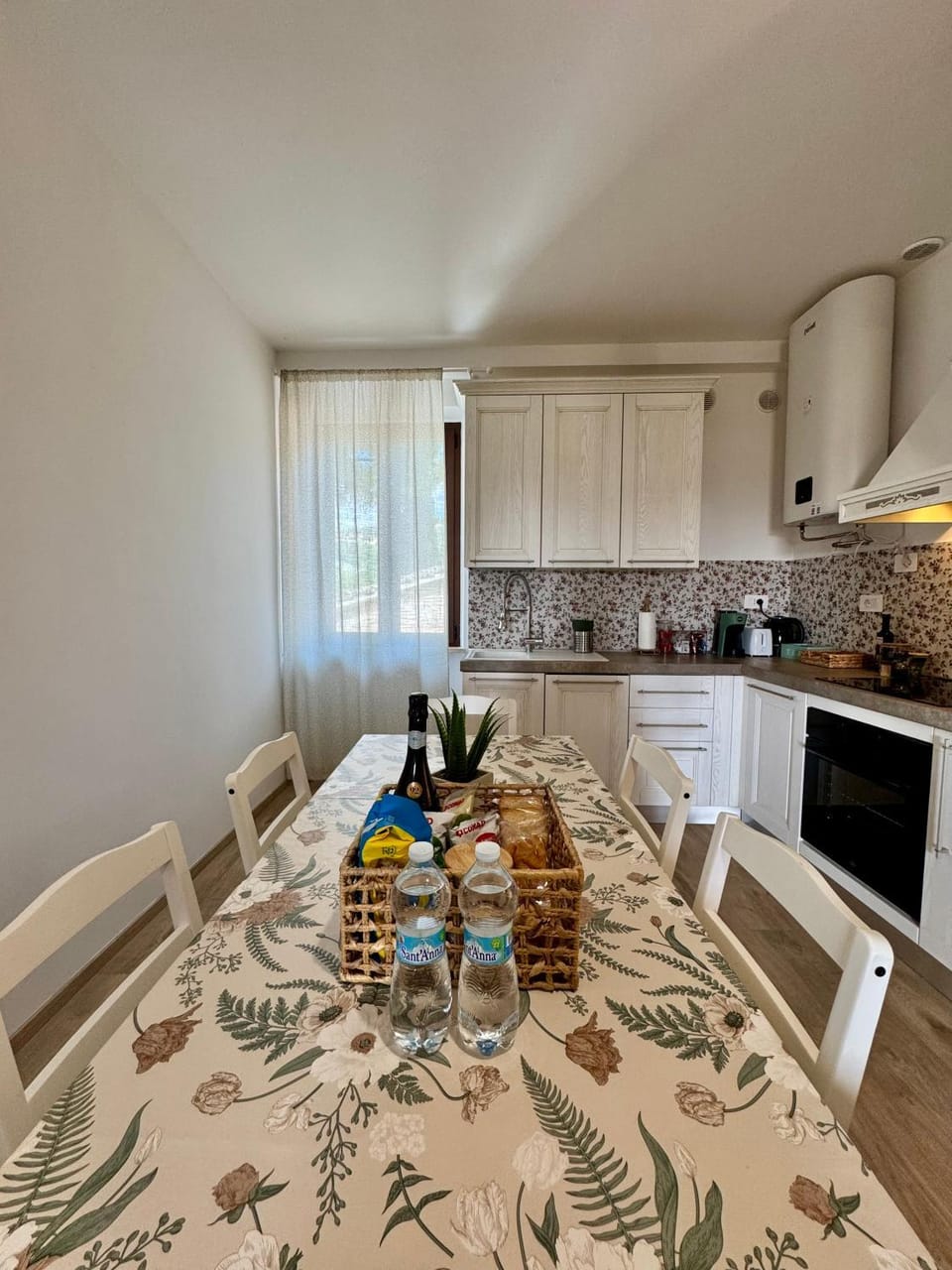 Dining area, dishwasher, oven, stove, toaster