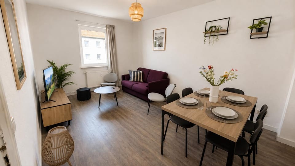TV and multimedia, Living room, Seating area, Dining area