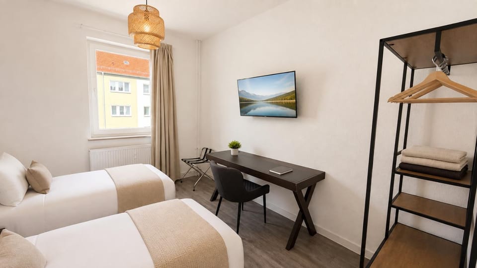 Bed, TV and multimedia, Photo of the whole room, Bedroom