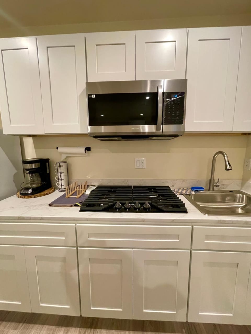 Brand-New Private ADU Stylish Cozy Bed and Breakfast in West Hills