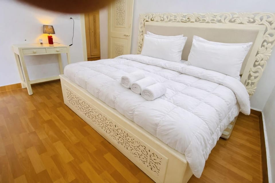 Bed, Photo of the whole room, Bedroom, towels