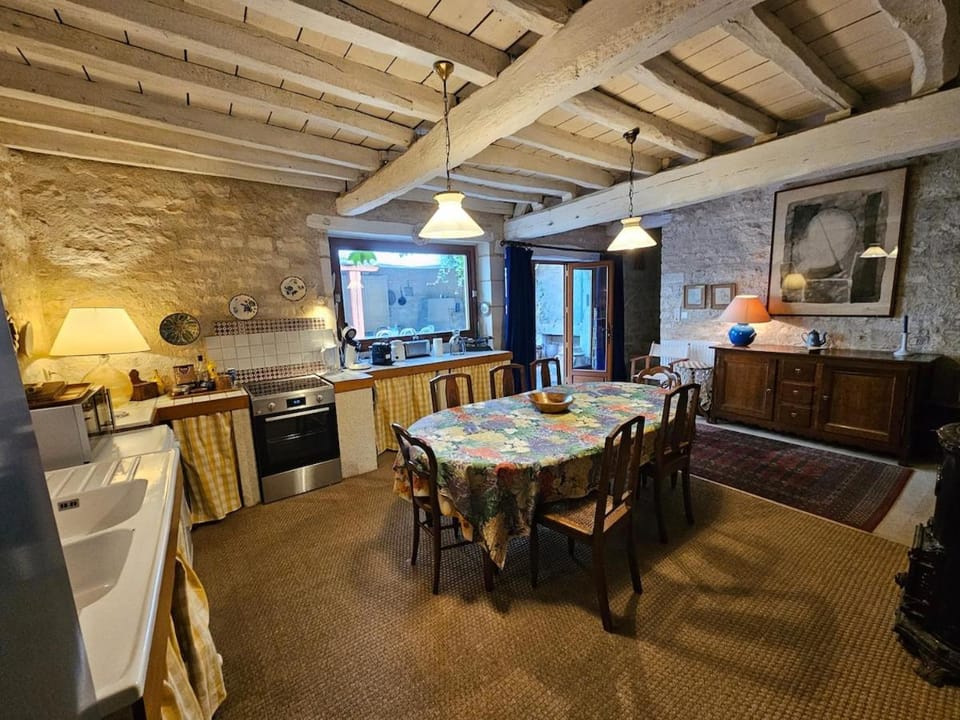 Kitchen or kitchenette, Dining area, dishwasher, microwave, stove