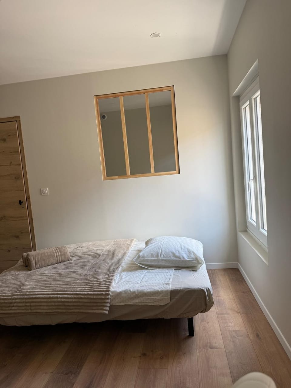 Bed, Seating area