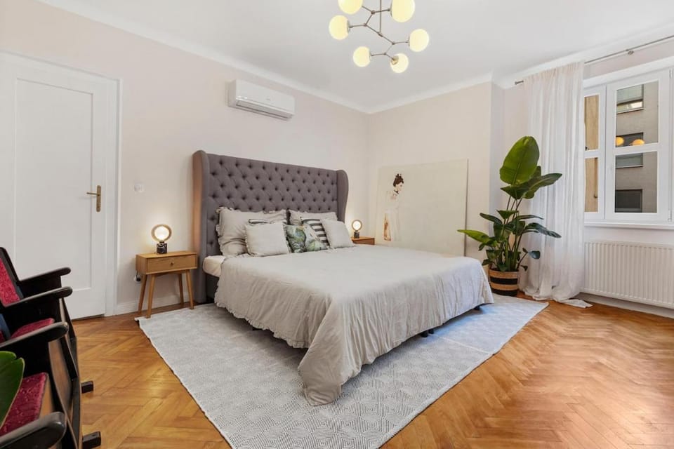 Bed, Living room, Photo of the whole room, Seating area, Bedroom, internet, air conditioner