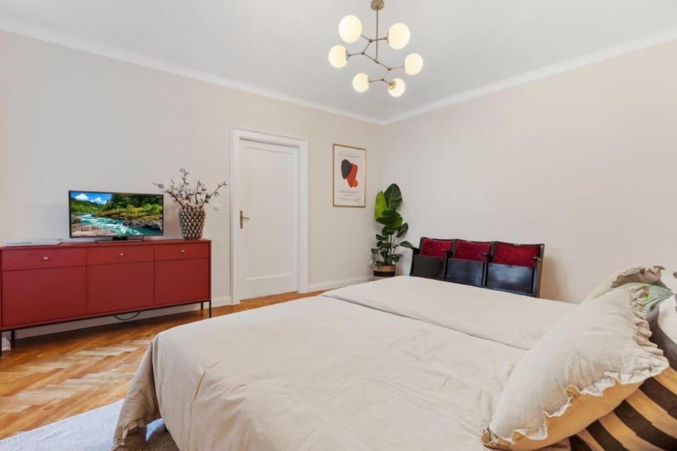 Bed, TV and multimedia, Photo of the whole room, Bedroom