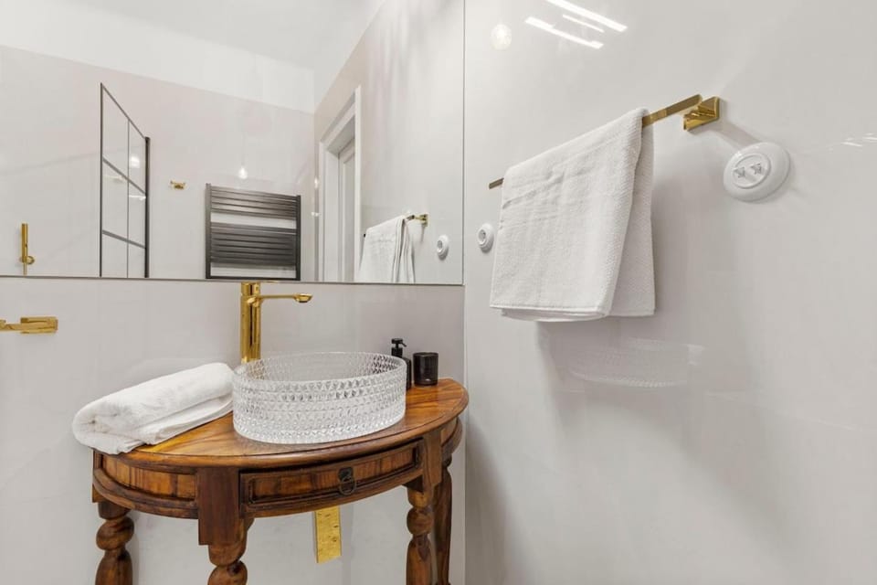 Bathroom, towels