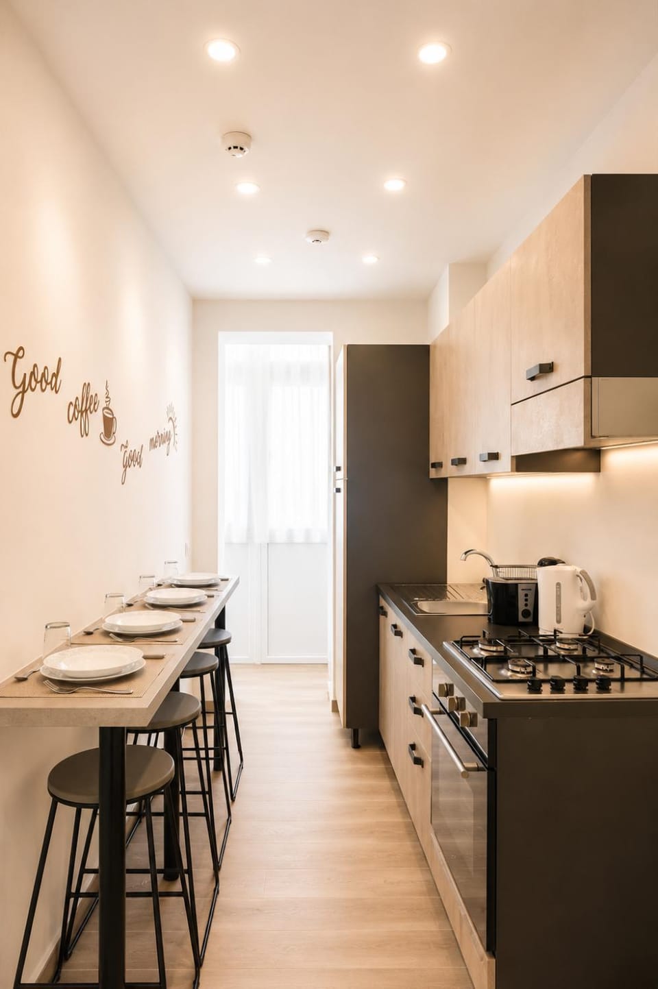 Dining area, oven, toaster