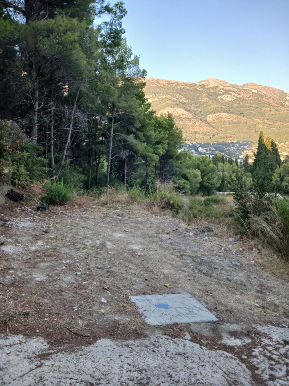 Nearby landmark, Day, Neighbourhood, Mountain view