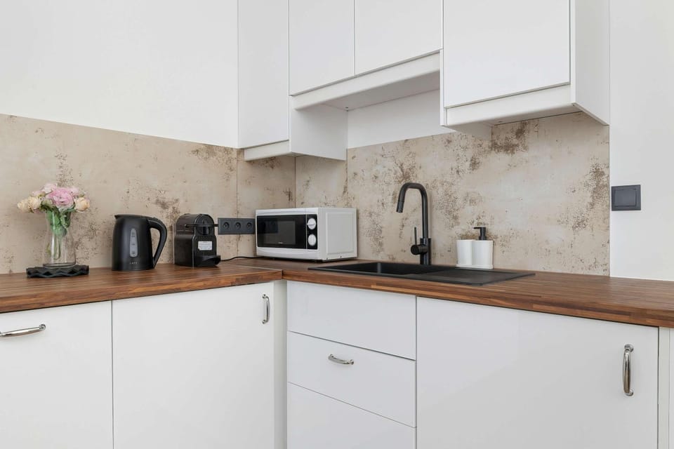 Coffee/tea facilities, Kitchen or kitchenette, stove