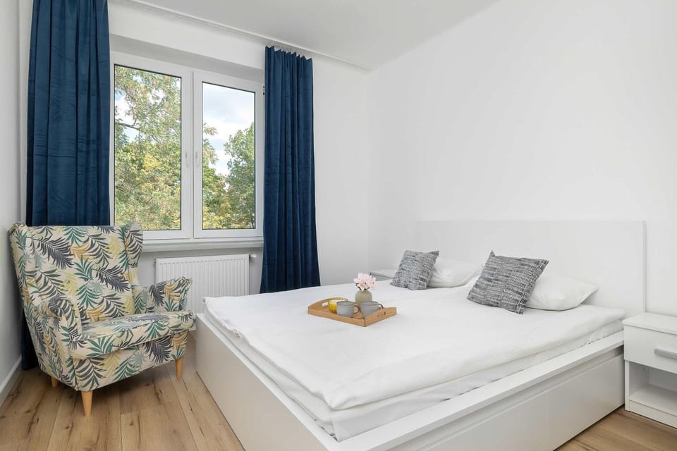 Bed, Photo of the whole room, Seating area, Bedroom, towels