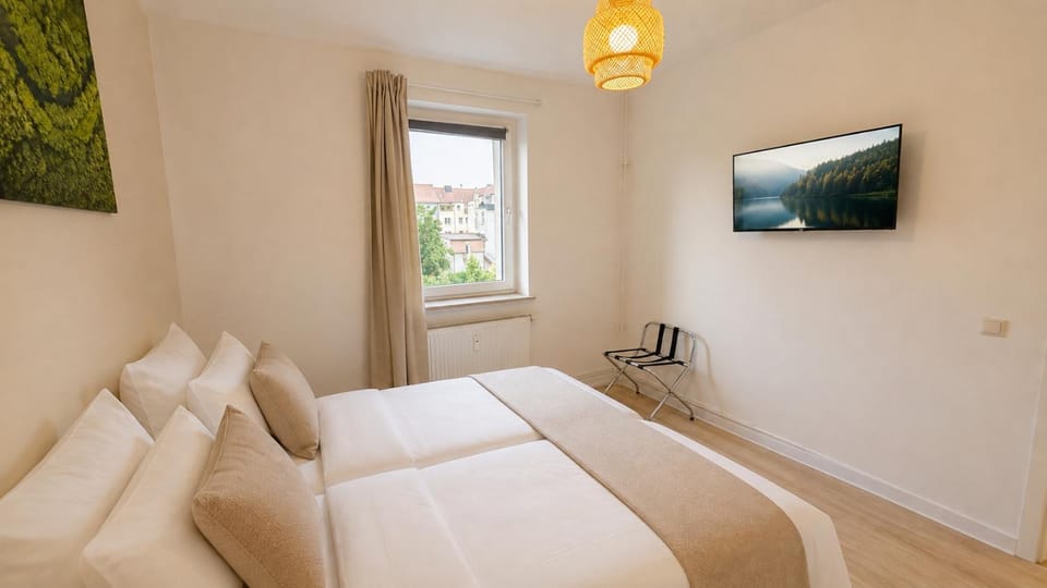Bed, TV and multimedia, Photo of the whole room, Bedroom