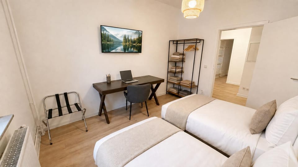 Bed, TV and multimedia, Photo of the whole room, Bedroom