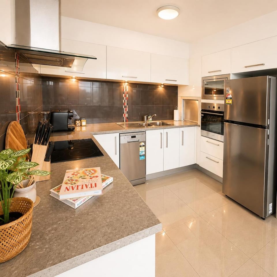 The Manly Coastal Views 2BR, Parking Apartment in Manly