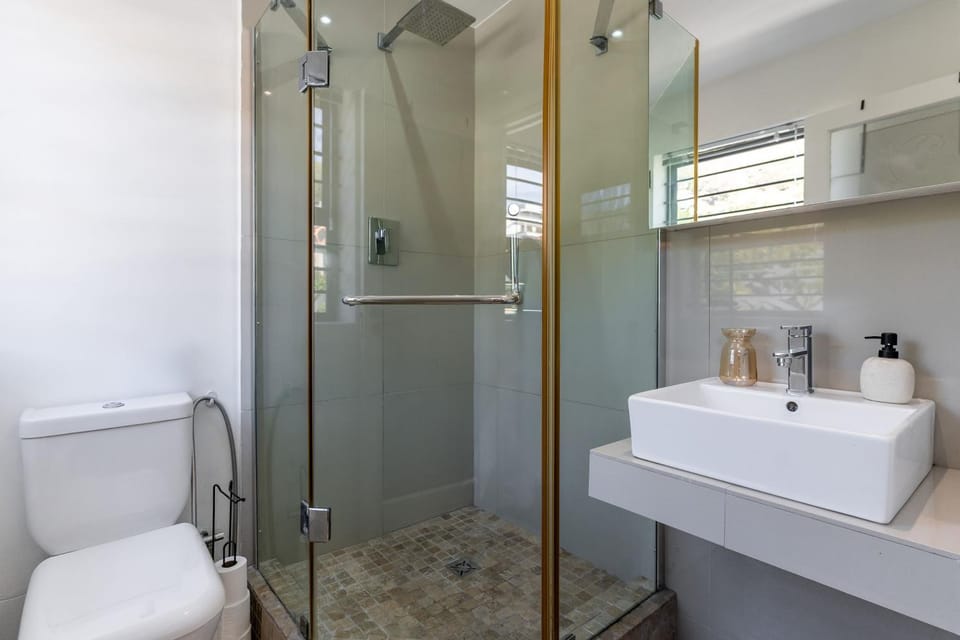 Granger Bay Views Stylish Apartment with Parking Apartment in Sea Point