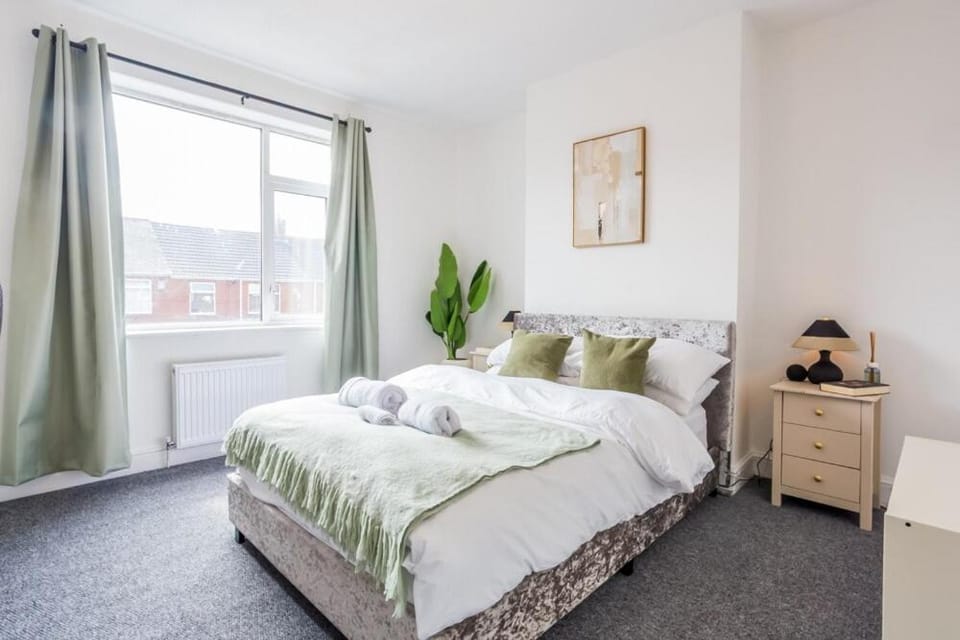 Bed, Photo of the whole room, Bedroom, towels