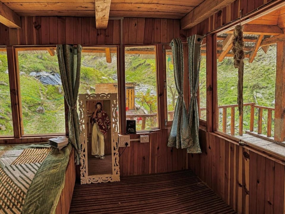 Zevibes Riverside Wood and Stone Villa Villa in Himachal Pradesh