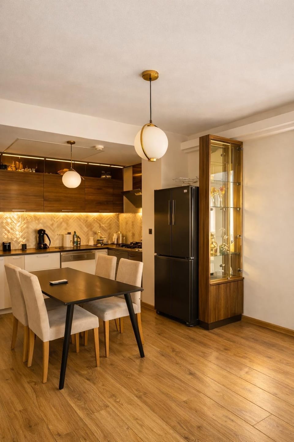 Kitchen or kitchenette, Dining area