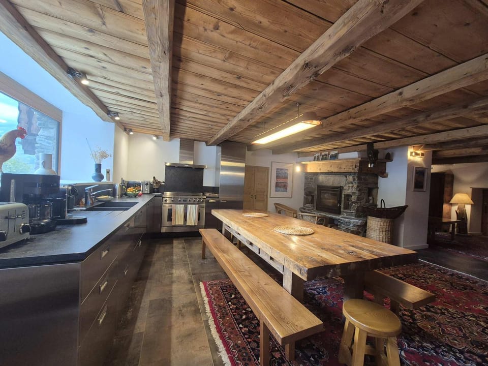 Kitchen or kitchenette, Dining area