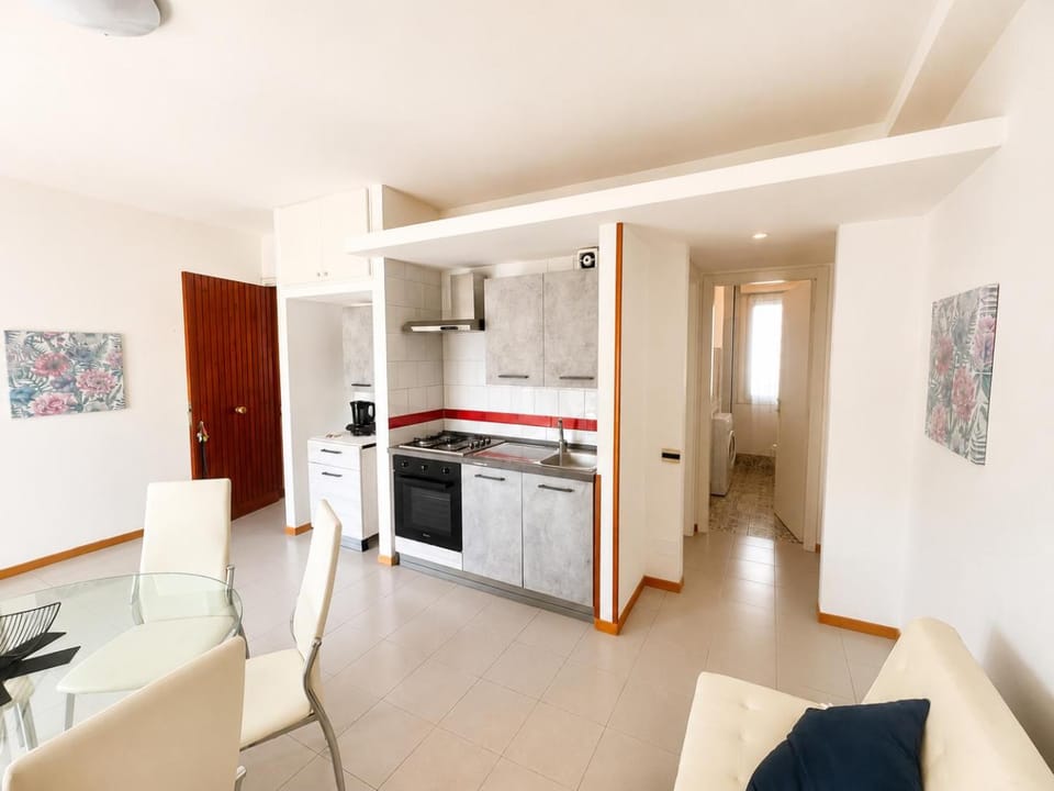 Kitchen or kitchenette, Dining area, oven, stove