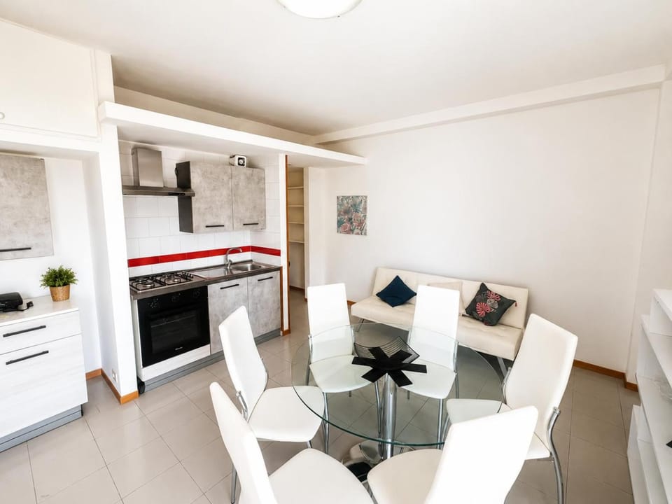 Kitchen or kitchenette, Living room, Seating area, Dining area, oven, stove