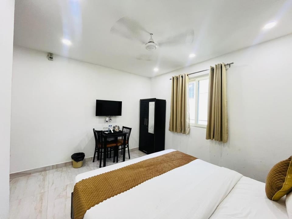 Communal lounge/ TV room, Bed, TV and multimedia, Photo of the whole room, Bedroom