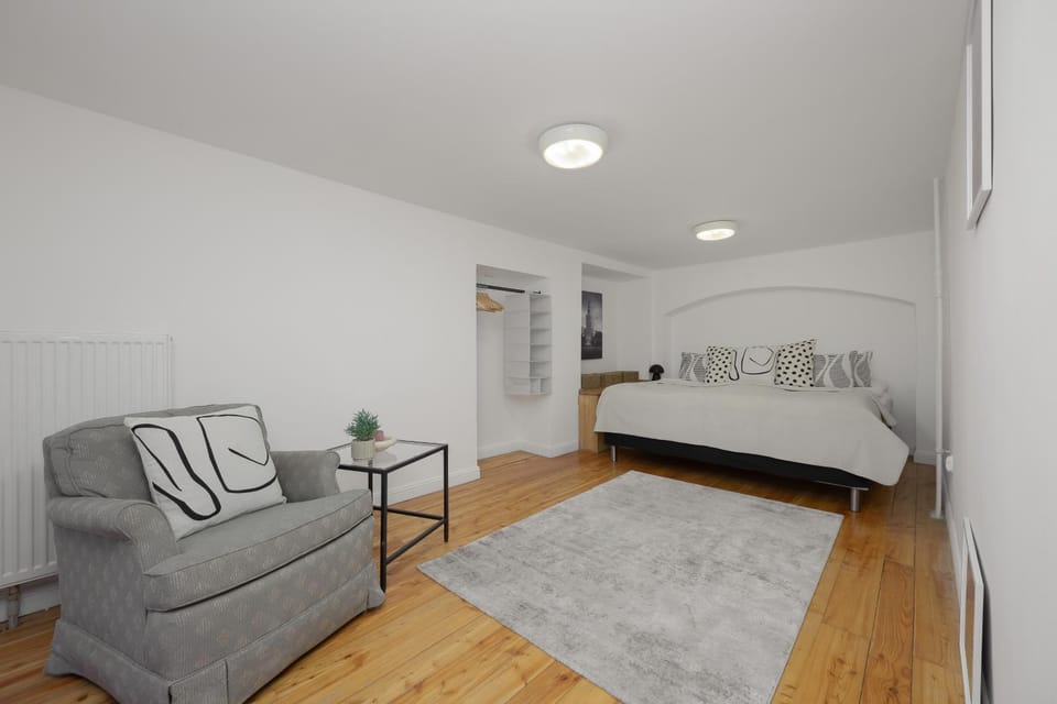 Bed, Photo of the whole room, Seating area, Bedroom