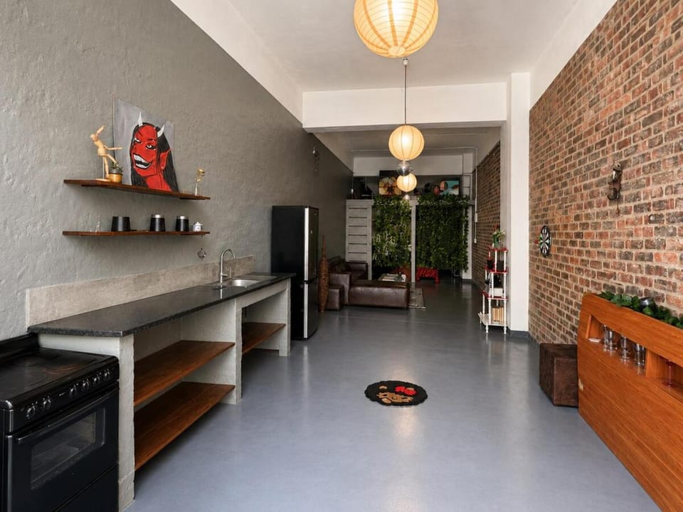 The Garden, Stylish Industrial Loft in the City Apartment in Johannesburg