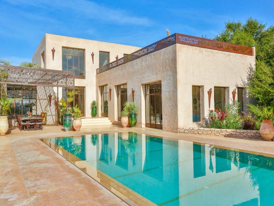 Property building, Day, Pool view, Swimming pool, sunbed
