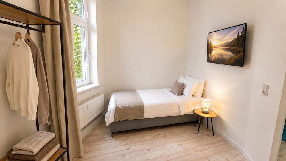 Bed, TV and multimedia, Photo of the whole room, Bedroom, wardrobe