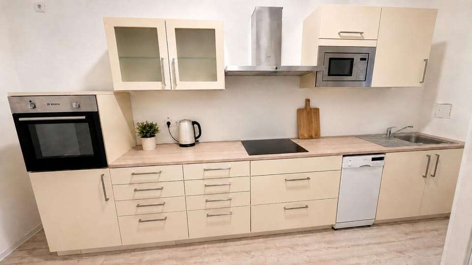 Coffee/tea facilities, Kitchen or kitchenette, dishwasher, oven, stove, toaster