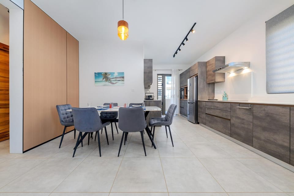 Kitchen or kitchenette, Seating area, Dining area