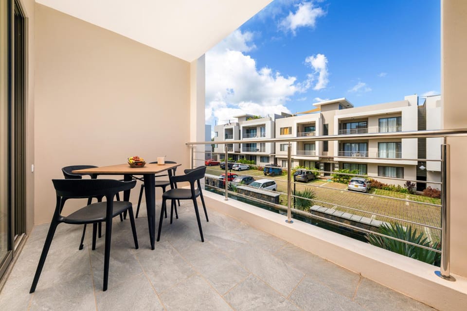Property building, Balcony/Terrace, Seating area, Parking