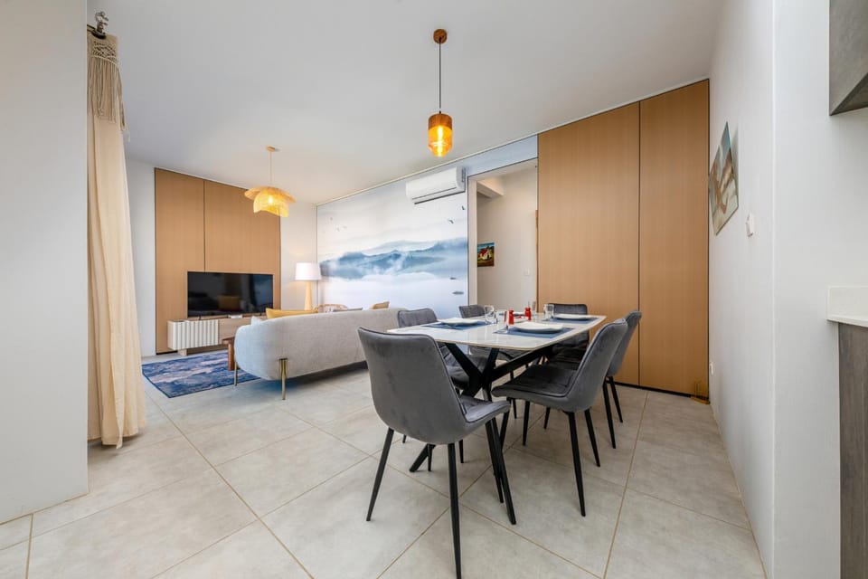 Living room, Seating area, Dining area