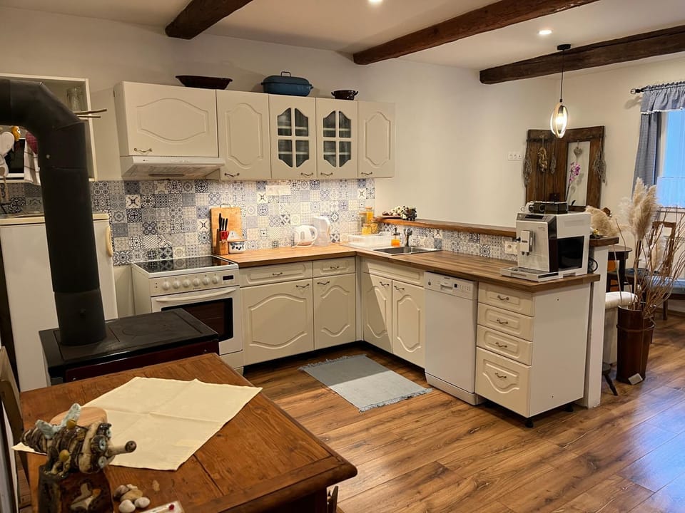 Kitchen or kitchenette, dishwasher