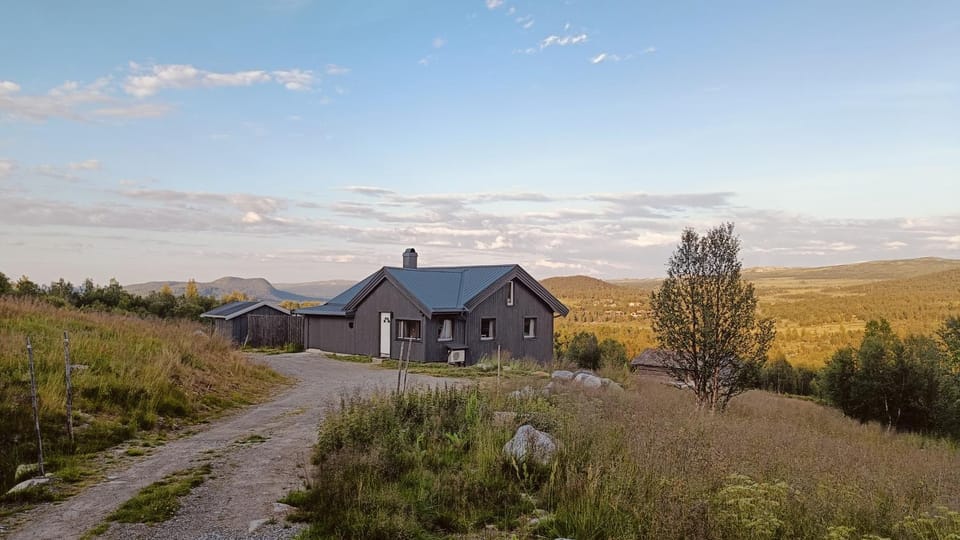 Property building, Day, Natural landscape, Summer, Mountain view