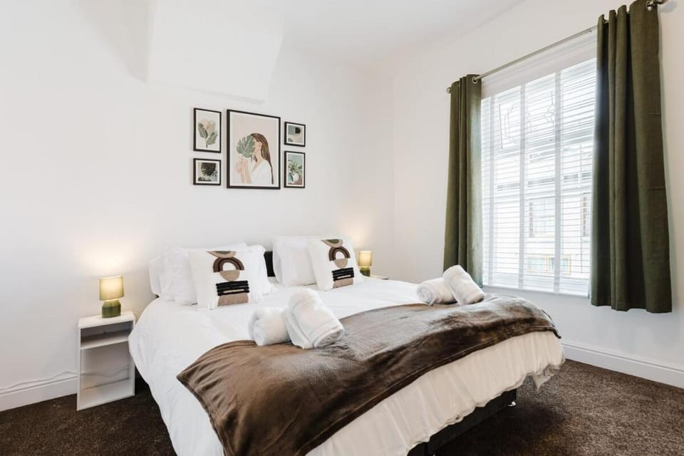 4 Bed Manchester Home Free Parking Sleeps 7 House in Manchester