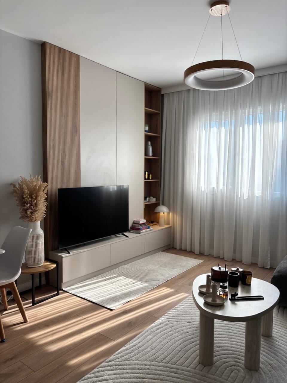 Stylish Minimal Apartment with Views-Central Apartment in Tirana