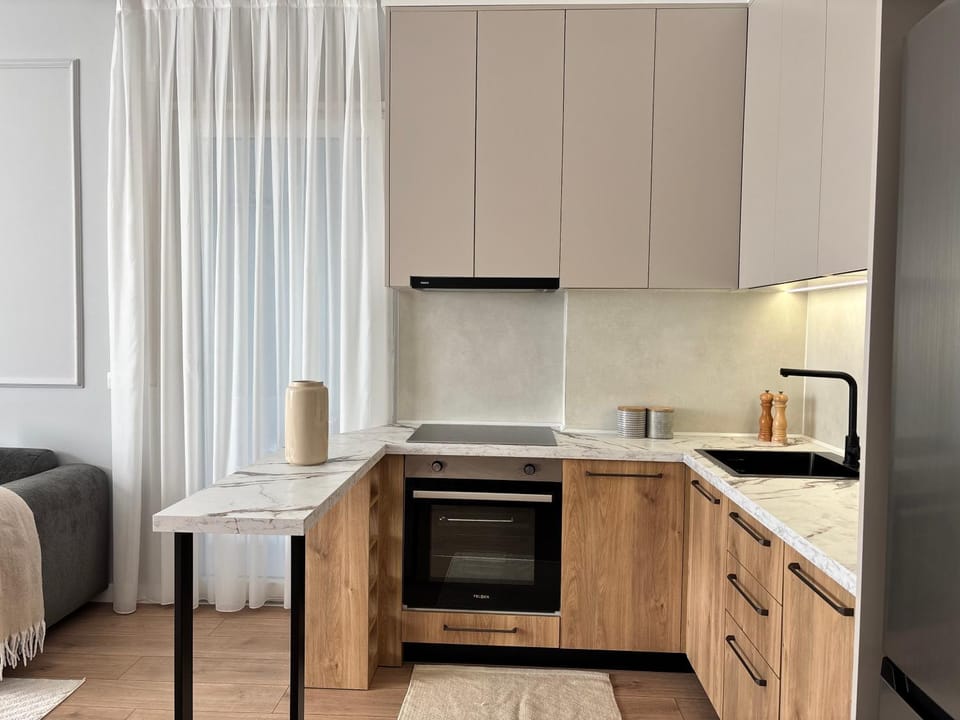 Stylish Minimal Apartment with Views-Central Apartment in Tirana