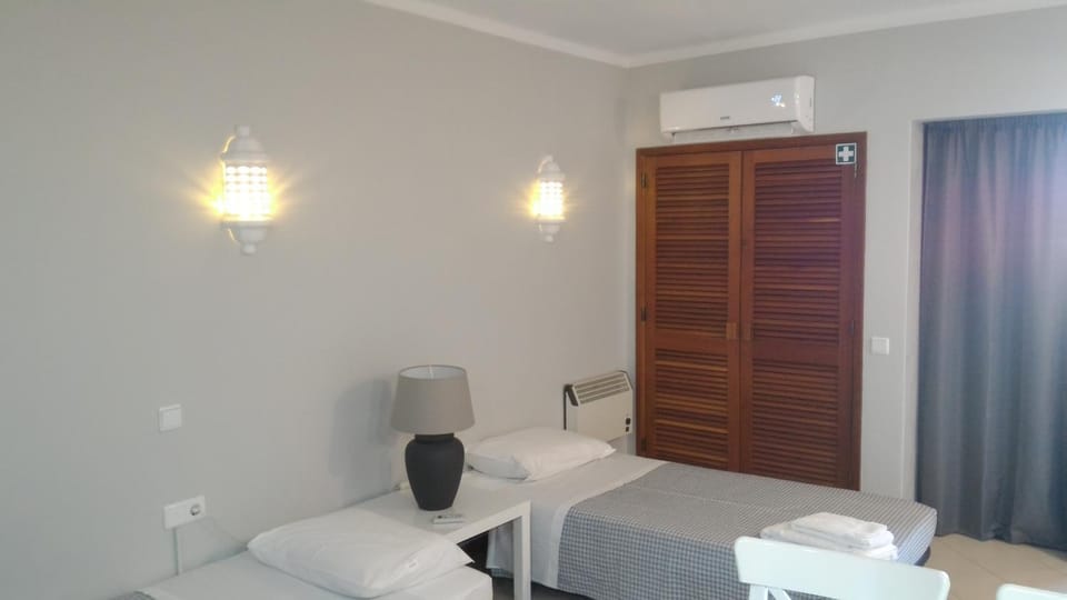 Bed, Decorative detail, Area and facilities