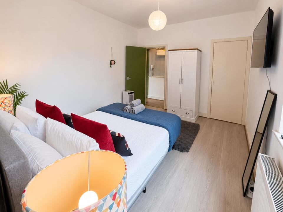 Bed, TV and multimedia, View (from property/room), Photo of the whole room, Decorative detail, Bedroom, flat iron, hair dryier, internet, towels, wardrobe
