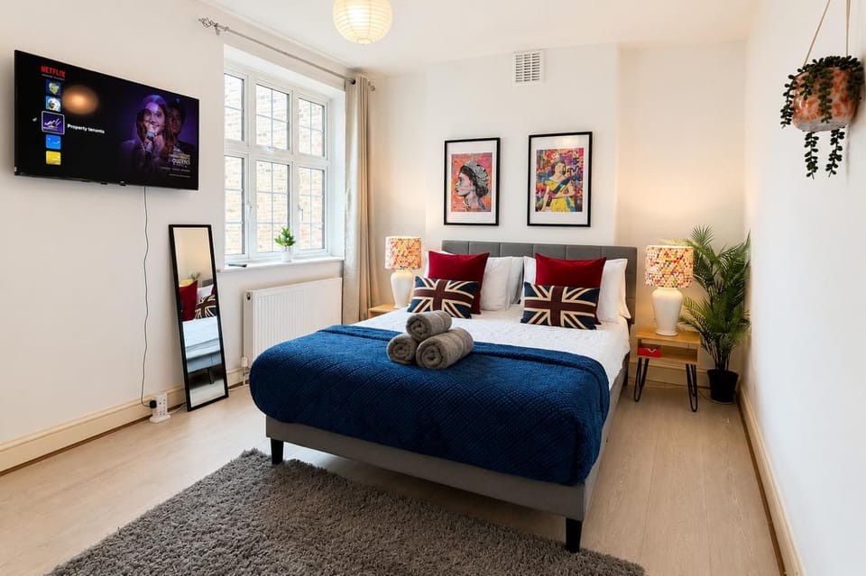 Property building, Bed, TV and multimedia, View (from property/room), Photo of the whole room, Decorative detail, Seating area, Bedroom, flat iron, hair dryier, heating, towels, wardrobe