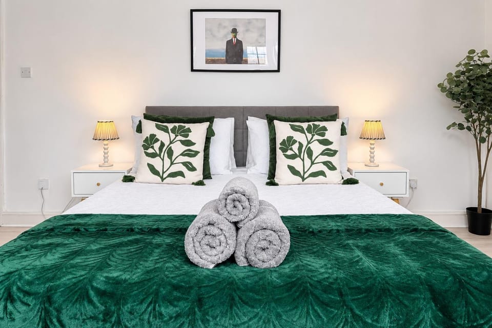 Bed, Photo of the whole room, Decorative detail, Bedroom, towels