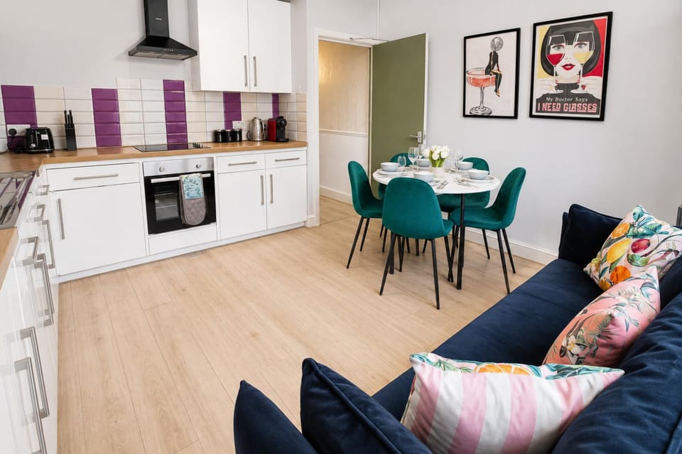 Coffee/tea facilities, Kitchen or kitchenette, Living room, Decorative detail, Seating area, Dining area, dishwasher, flat iron, heating, internet, microwave, oven, storage, stove, toaster, washing machine, dryer