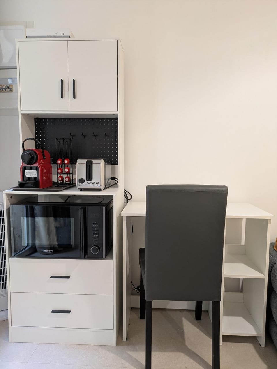 Coffee/tea facilities, Living room, Seating area, microwave, oven, toaster
