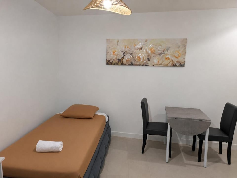 Bed, Living room, towels