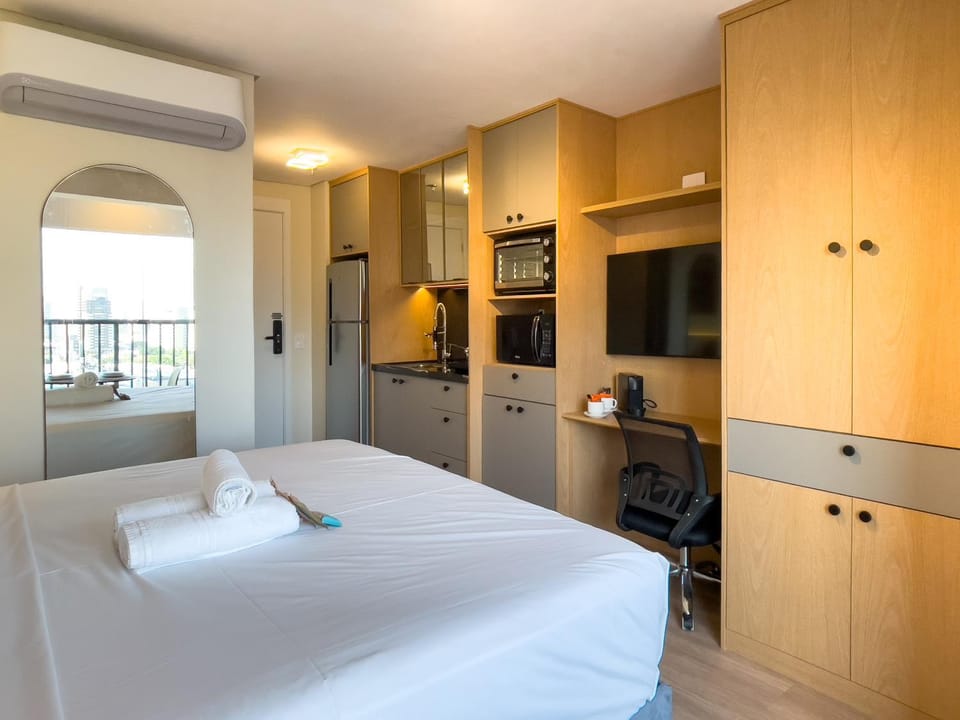 Bed, TV and multimedia, Kitchen or kitchenette, Photo of the whole room, Bedroom, wardrobe