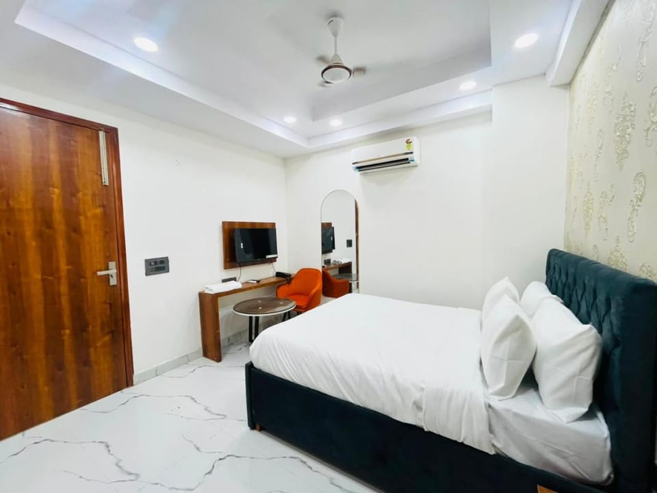 Communal lounge/ TV room, Bed, TV and multimedia, Living room, Photo of the whole room, Seating area, Evening entertainment, Bedroom, wardrobe, air conditioner