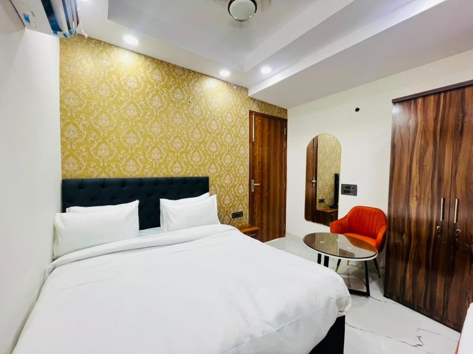 Bed, TV and multimedia, Living room, Photo of the whole room, Seating area, Bedroom, wardrobe