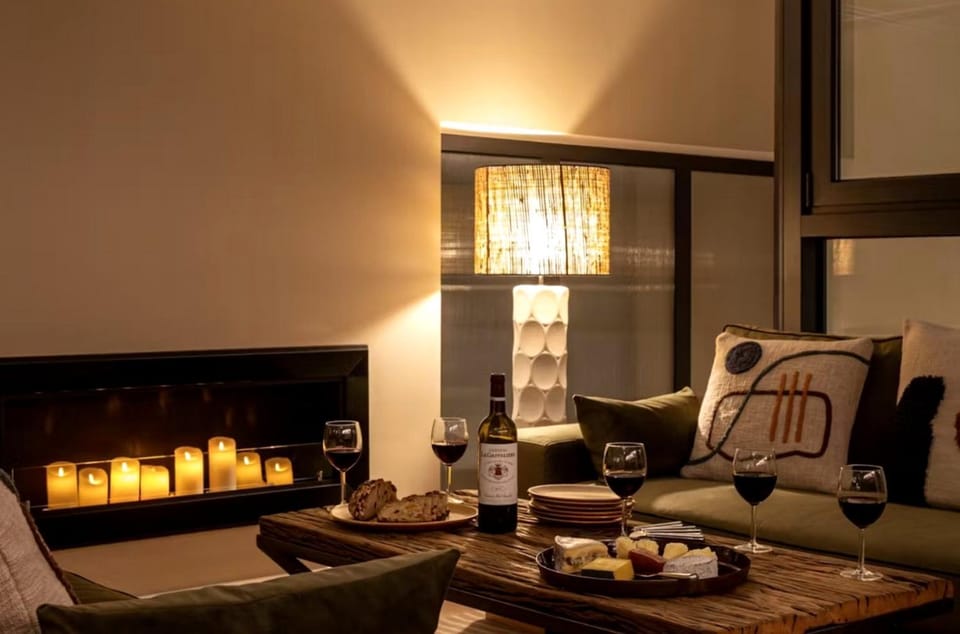 Living room, Food and drinks, Seating area, Dining area, Food, Drinks, Alcoholic drinks